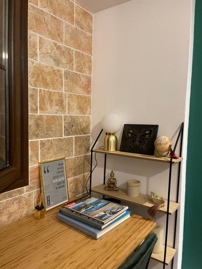 Cute Tiny Apartment In The Heart Of Flisvos أثينا المظهر الخارجي الصورة